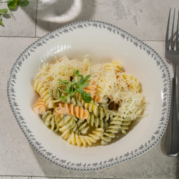Цветные макароны с сыром